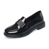 Uma geração de sapatos de couro pequenos estilo britânico com sola macia, leves, para primavera e outono, mocassins preguiçosos para idosos