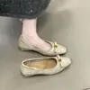 Primer Encuentro con los Nuevos Zapatos Versátiles de Terciopelo Retro para Viaje de Primavera y Otoño con Camelia, Punta Cuadrada y Tacón de Cuña con Lazo