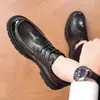 Sapatos Masculinos de Couro para Primavera e Outono de 2026, Sapatos Casuais Estilo Britânico, Sapatos com Cadarço para Trabalho e Dia a Dia, Sapatos Masculinos Resistentes ao Desgaste com Solado Grosso Atacado
