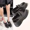Novos sapatos de trabalho estilo britânico, bico redondo, sola macia, mocassins, com elevação, plataforma outono 2026, sola grossa, cadarço, sapatos de couro para mulheres