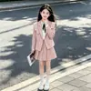 Conjunto de traje estilo preppy para niñas para primavera y otoño, nueva camisa con cuello azul marino y falda plisada, moderno conjunto de tres piezas para niños mayores