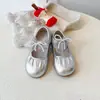 Zapatos de cuero elegantes para niñas 2026 primavera y otoño nuevos zapatos de princesa para niños de suela blanda en plateado con lazo, adecuados para combinar con faldas