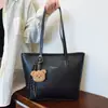 Bolso tote de moda transfronterizo de gran capacidad, ligero, versátil, bolso de mano de cuero suave, bolso de hombro individual casual para el día a día, bolso de mujer al por mayor