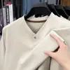 Artículo popular para transmisiones en vivo: Camiseta de manga corta para hombre con cuello en V pequeño y un botón, moderna y versátil, nuevo top de color liso para otoño