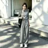 Atuendo elegante y casual para mujer para otoño/invierno 2026: una chaqueta de moda, corta y con cuello mao combinada con pantalones de pierna ancha, creando un conjunto deportivo de dos piezas
