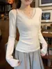 Camisa base elegante e sedutora de renda com mangas compridas para mulheres, modelo novo para primavera, outono e inverno, corte justo, decote em V, adequada para usar em camadas