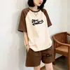 Conjunto Multipadrão Color Blocking de Seda Leite, um Conjunto Completo de Roupa de Casa Casual Solta da Moda, Conjunto de Duas Peças Versátil com Shorts de Manga Curta