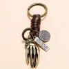 Joyas de Moda Transfronterizas de Alta Venta Colgante Creativo de Aleación Hueso de Mano Llavero Decorativo Accesorio Trenzado de Cuero Estilo Retro