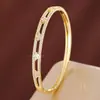 Exclusivamente para los mercados europeo y americano, Moda transfronteriza de alta gama, Pulsera hueca geométrica cuadrada con circonitas de colores y chapado en cobre, Venta directa del fabricante