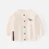 Cárdigan Estilo Academia con Insignia Bordada para Niños y Niñas Uniforme Escolar Tejido Prendas de Abrigo Algodón Grado A Delgado Suéter de Otoño para Bebé
