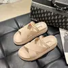 Chinelos baixos femininos para exterior de verão novos casuais estilo Chanel sandálias de sola grossa chinelos estilo muffin fada moda