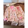 Dulce y adorable conjunto de pijama rosa para niña con un lindo estampado de oso, con mangas largas y pantalones largos, perfecto para usar en otoño como ropa de casa o exterior