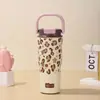 Copo térmico estampado de leopardo com alça, copo de gelo estiloso de grande capacidade para meninas, copo de água para atividades ao ar livre com canudo de aço inoxidável 316