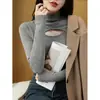 Camisa Básica Versátil de Cor Sólida com Forro de Fleece para Mulheres, Novo Estilo Outono e Inverno com Design Vazado, Camiseta Interna Elegante de Gola Meio Alta Slim Fit para Mulheres