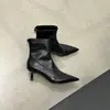 Botas curtas de salto agulha bico fino estilo coreano para mulheres, novidade outono 2026, botas elegantes de salto médio com corte justo para combinar com saias