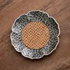 Porta-copos de Liga Martelada Estilo Chinês com Rattan, Conjunto Vintage de Porta-copos de Rattan Flor de Lótus, Almofada de Isolamento Térmico, Acessórios para Conjunto de Chá Kung Fu
