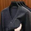 Suéter cardigan para homens, roupas para homens de meia-idade e idosos, jaqueta de tricô versátil casual com forro de fleece para o outono e inverno do vovô, roupa do papai