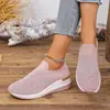 Zapatos casuales deportivos para mujer de comercio exterior europeo y americano, nuevo modelo de verano 2026, tacón de cuña, punta redonda, zapatos slip-on para mujer con pedrería