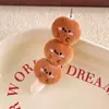Los artículos de regalo pequeños promocionales incluyen llaveros de muñecos de peluche lindos, colgantes de juguete, bolsas al por mayor, dijes para bolsas, llaveros y accesorios