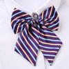 Flor de solapa profesional Banco Hotel Azafata Ropa de trabajo de negocios Camisa Dama Lazo Uniforme de clase Estudiante Uniforme escolar Corbata de lazo