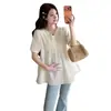 Top de verano para maternidad 2025 nuevo estilo coreano bordado cuello en V que reduce la edad holgado adelgazante versátil manga corta camisa babydoll
