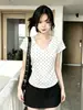 Camiseta corta de manga corta con cuello en V y lunares blancos estilo coreano para mujer, diseño de verano, top crop ajustado moderno fruncido