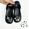 Accesorios para zapatos Croc, piezas para armar tú mismo, flores metálicas tridimensionales de lujo ligero con diamantes y perlas, hebillas de zapato desmontables, decoración de superficie de zapato