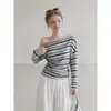 Camiseta de manga larga a rayas blancas y negras, estilo coreano, hombros descubiertos para mujer de Forever21, otoño, corte ajustado, top elegante y versátil
