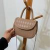 Bolso Semicircular Estilo Hong Kong para Mujer 2023 Verano Bolso Cruzado de Hombro Único de Moda con Patrón de Diamantes y Elementos de Patrón de Diamantes en Color Contrastante