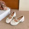 Sapatos Mary Jane populares de estilo francês para mulheres, novo modelo 2026, que aumentam a altura, com laço, sapatilhas versáteis de salto grosso para mulheres