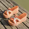 2026 Chanclas de Comercio Exterior Transfronterizo para Mujer, Calzado de Verano para Exteriores, Estilo Francés Retro Casual de Suela Plana para Vacaciones en la Playa