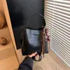 Bolso Pequeño Retro Texturizado de Gama Alta para Mujer 2026 Nueva Moda Bolso Cruzado Versátil Bolso Cubo Super Popular para Llevar en la Mano