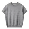 Camiseta masculina de manga curta em malha, design moderno com rasgos estratégicos, corte clean, marca popular, leve e respirável para o verão, em estoque