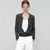 Nova coleção outono e inverno: um look estiloso de duas peças, com um top de malha de manga comprida com gola, apresentando um design inspirado na Coreia, um visual sofisticado e um caimento que valoriza a silhueta. Este suéter versátil é perfeito para mulheres