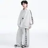 Conjunto Esportivo de Primavera para Meninos 2026 Nova Roupa Infantil Tendência Jaqueta para Crianças de Meia-Idade e Mais Velhas Conjunto de Duas Peças Estilo de Rua Tendência Legal