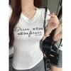 Camiseta Decote V Estampada com Letras Verão 2025 Novo Estilo Coreano Feminina Redutora de Idade Pulôver Manga Curta Tops Versáteis