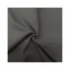 Tecido de poliéster twill 2/2 T800 com caimento fluido e resistente a rugas, customizado pelo fabricante, para jaquetas casuais de exterior, corta-ventos e calças de trabalho