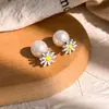 Aretes de Margarita de Aguja Plateada para Mujer, Lujo Ligero, Diseño de Nicho, Gama Alta, Exquisitos, Versátiles, Pendientes de Estilo Minimalista