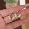 Brincos torcidos de zircônia ultra brilhantes estilo francês para mulheres, luxo leve, alta qualidade, brincos requintados e elegantes, versáteis para o dia a dia