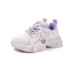 Tênis Feminino Outono 2025 Sapatos Brancos Estilo Pai para Meninas Mais Velhas Sola Macia Tênis de Corrida Respirável para Primavera e Outono