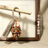 Arcoíris Madera Maciza Tallada Signo Zodiacal del Año de la Oveja Traje Tang Borla Llavero Colgante Decoración de Bolso Artesanía de Madera