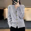 Cardigan de Tricô Simples Liso Colorido Novo Outono/Inverno 2026 com Botões de Coração Decote V Casaco Suéter Feminino