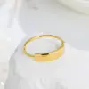 Versión coreana del anillo curvo de diseño geométrico con personalidad, estilo moderno y sencillo, de acero de titanio que no se decolora, venta al por mayor por fabricantes.