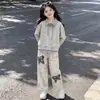 Conjunto de dos piezas nuevo estilo universitario para primavera y otoño para niñas, con un top tipo dos piezas con diseño de patchwork y pantalones retro, chic y casual