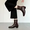 Botas Afuniladoras Aumentadoras de Altura Interna Outono/Inverno 2026 Botas Femininas Quentes Retrô Francesas Bico Quadrado Elegantes Botas Curtas Estilo Quente Salto Grosso