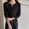 Camiseta de manga larga de color liso con cuello medio abierto para mujer, diseño de principios de otoño, versátil, adelgazante, top base abotonado de alta gama
