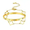 Pulseiras Empilhadas de Aço Titânio Trevo da Sorte Europeias e Americanas Mais Vendidas para Mulheres, Cor Dourada, Sensação de Alto Padrão, Atacado de Joias Femininas, Pulseiras Versáteis