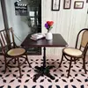 Mesa de Jantar e Cadeiras de Madeira Maciça Estilo Retrô para Cafeteria Cadeiras para Padaria e Doceria Conjunto Integrado de Mesa de Jantar e Cadeiras para Restaurante Ocidental e Bar