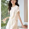 Grulla Blanca de Almohada 2026 Verano Lujo Ligero Petite Conjunto Casual para Mujer Nuevo Estilo Adelgazante Elegante Top con Calados y Shorts
