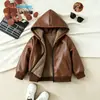 Directo del fabricante: Chaqueta de cuero transfronteriza para primavera/otoño para niños, con cuello mao pequeño, diseño a prueba de viento y un elegante look de chaqueta de motociclista